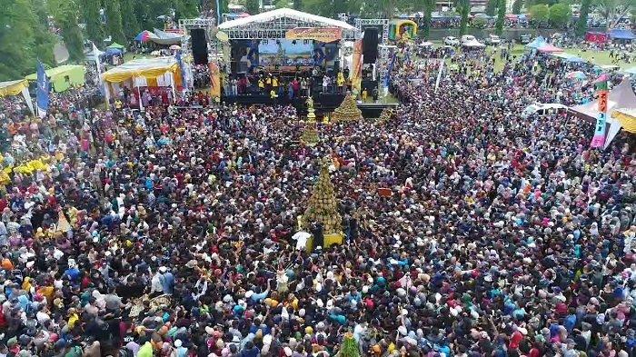 Tampak pemandangan dari udara, ribuan orang memadati lokasi Festival Durian di Alun-alun Kajen, Kabupaten Pekalongan, Jawa Tengah, Minggu (14/1/2024).