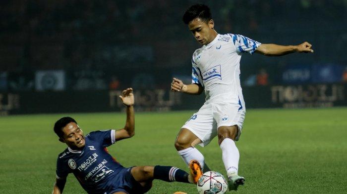 Aksi bek sayap PSIS Semarang, Fredyan Wahyu Sugiantoro dihadang gelandang Arema FC Evan Dhimas Darmono dalam laga pekan kedua BRI Liga 1 2022/2023 di Stadion Kanjuruhan Malang, Sabtu (23/7/2022) malam.