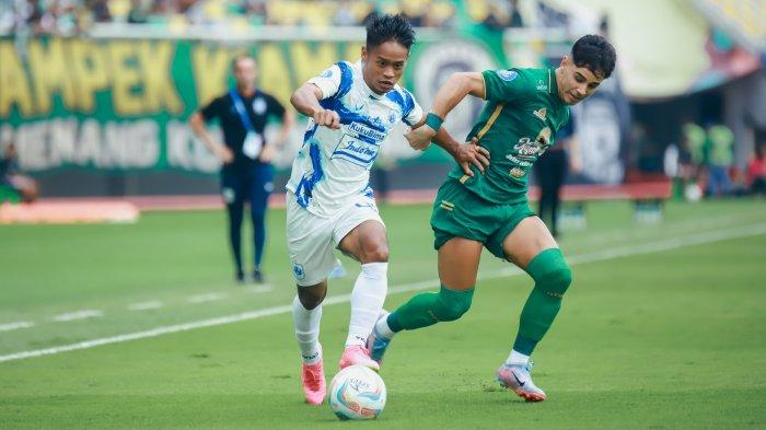 Duel pemain PSIS Semarang, Fredyan Wahyu Sugiantoro dengan pemain Persebaya Surabaya, Bruno Moreira dalam laga tunda BRI Liga 1 2023/2024 di Stadion Gelora Bung Tomo Surabaya, Selasa (30/1/2024).