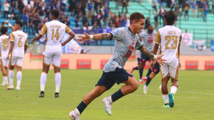 Pemain PSIS Semarang, Gali Freitas berselebrasi usai membuka keunggulan timnya dalam laga kontra Dewa United di pekan ke-25 BRI Liga 1 2023/2024 yang berlangsung di Stadion Moch Soebroto Magelang, Jumat (23/2/2024).