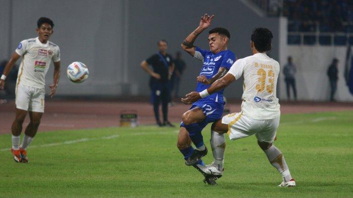Aksi pemain PSIS Semarang, Gali Freitas mendapat hadangan dari pemain Persija Jakarta, Muhammad Akbar Arjunsyah dalam laga pekan ke-17 BRI Liga 1 2023/2024 di Stadion Jatidiri Semarang, Minggu (29/10/2023).