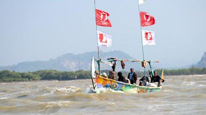 Nelayan saat menggelar kegiatan Larung Sukerto atau disebut ritual 'buang sial' di Laut Jawa, Jumat (1/9/2023). Pada momen ini, sekelompok nelayan tradisional di Desa Puncel, Kecamatan Dukuhseti, Kabupaten Pati mendukung Ganjar Pranowo sebagai calon presiden.