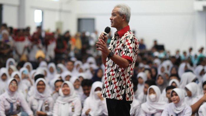 Gubernur Jawa Tengah, Ganjar Pranowo bertemu dengan siswa saat kunjungan ke sekolah.