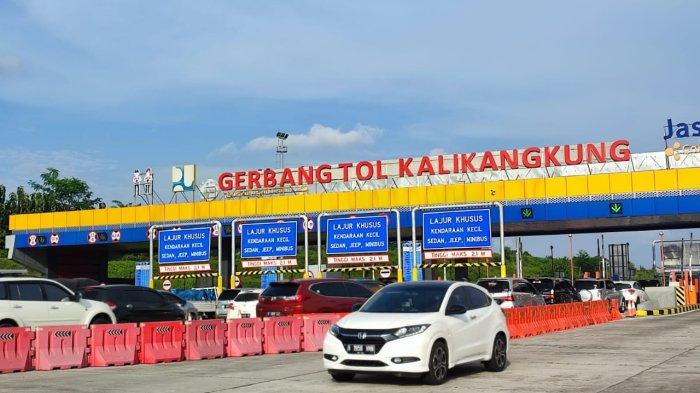 Suasana antrean kendaraan di gerbang tol Kalikangkung, Semarang.