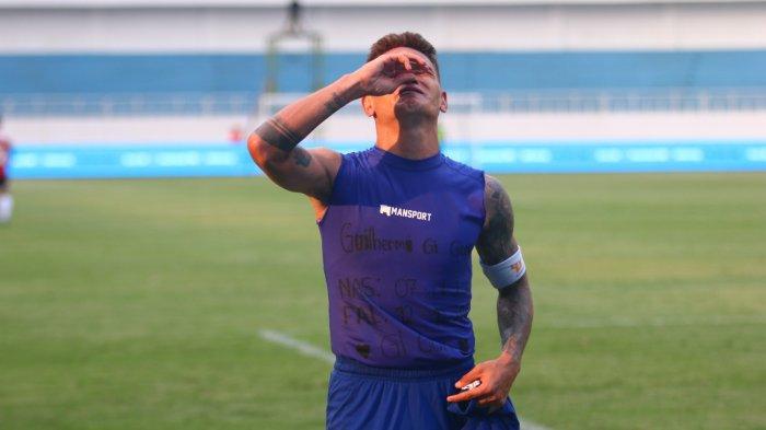 Pemain PSIS Semarang, Gali Freitas penuh emosional merayakan golnya ke gawang Madura United dalam laga lanjutan pekan ke-23 BRI Liga 1 2023/2024 di Stadion Jatidiri Semarang, Sabtu (16/12/2023). Gol Gali dipersembahkan untuk mendiang sang kakak yang baru saja meninggal baru-baru ini.