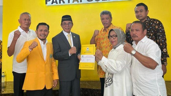 Bakal calon Wakil Bupati Blora, Sri Setyorini saat menerima surat rekomendasi dari DPP Partai Golkar, di Kantor DPP Partai Golkar, Jakarta, Jumat (16/8/2024).