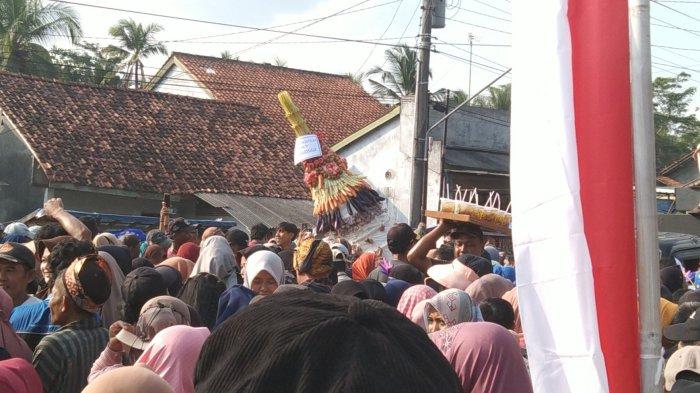 Kemeriahan Grebeg Sura di Desa Cinyawang, Kecamatan Patimuan, Cilacap, Kamis (18/7/2024). Dalam sekejap 12 gunungan hasil bumi ludes diserbu warga.