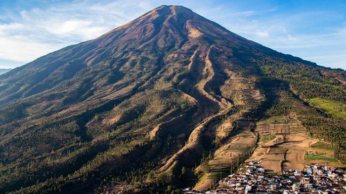 Gunung Sindoro dilihat dari Puncak Bukit Sikendil, Temanggung, Jawa Tengah.