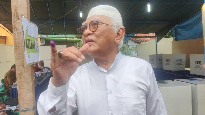KH Ahmad Mustofa Bisri alias Gus Mus menyalurkan hak pilihnya pada Pemilu 2024 di Tempat Pemungutan Suara (TPS) 001 Kelurahan Leteh, Kecamatan Rembang, Kabupaten Rembang, Rabu (14/2/2024) pagi.