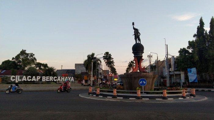 Bundaran air mancur yang berada persis di depan Alun-Alun Cilacap menjadi salah satu ikon Kabupaten Cilacap, Rabu (13/3/2022).
