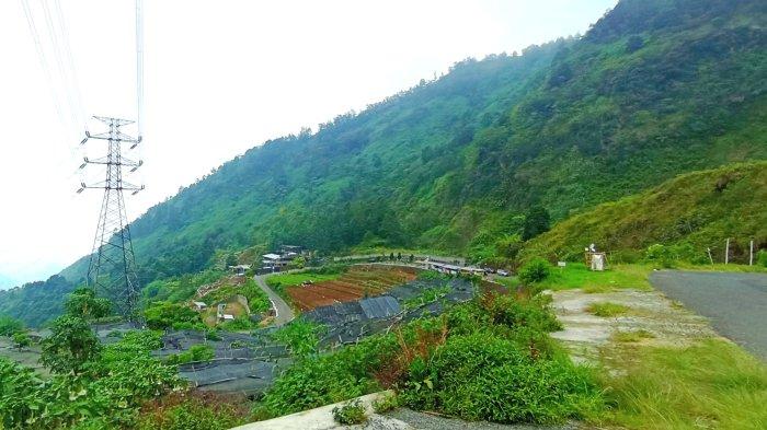 Jalur alternatif menuju ke objek wisata Dieng Wonosobo melalui jalur Sikarim, jalan berkelok dan menanjak perlu diwaspadai, Selasa (26/12/2023). Sepanjang jalur ini bakal disuguhkan pemandangan apik.