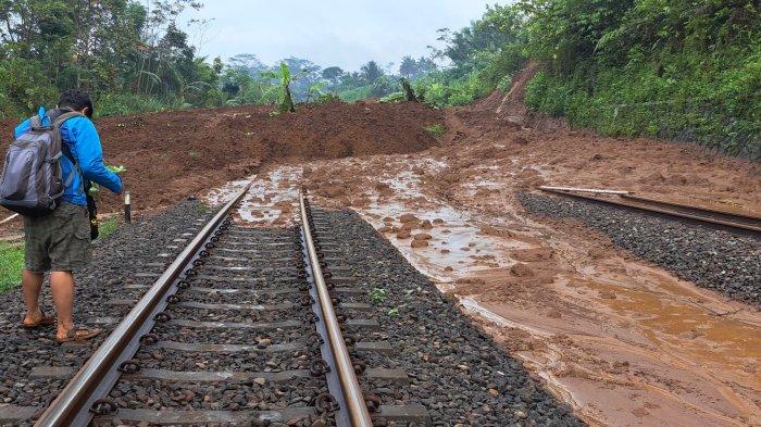 Kondisi terkini longsoran yang terjadi di jalur rel Stasiun Karanggandul-Karangsari, Kabupaten Banyumas tepatnya di KM 340+100, Senin (4/12/2023) dini hari.