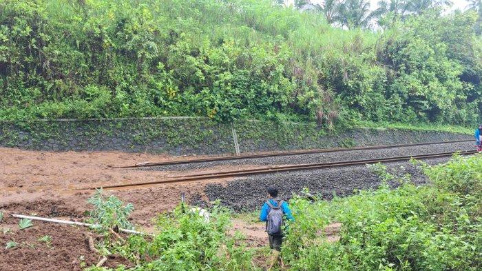 Longsor menutup jalur rel kereta api di petak Stasiun Karanggandul Karanglewas-Karangsari Cilongok, Kabupaten Banyumas, di KM 340+100, Senin (4/12/2023) dini hari. Akibat longsor ini, perlintasankereta api tidak bisa dilalui. Perjalanan kereta dialihkan ke lintas utara.