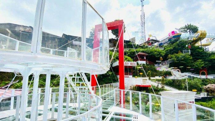 Foto tampilan spot foto baru di Baron Hill Guci Kabupaten Tegal yaitu jembatan kaca merah. Adapun spot foto yang baru dilaunching ini memiliki panjang 20 meter, lebar 2 meter, dan ketinggian sekitar 8 meter.