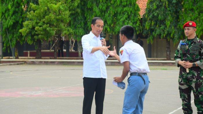 Seorang siswa SMKN 1 Kedungwuni, Pekalongan bersalaman dengan Presiden Jokowi. Di sekolah tersebut, orang nomor satu di Indonesia tersebut membagikan bantuan mobil listrik.
