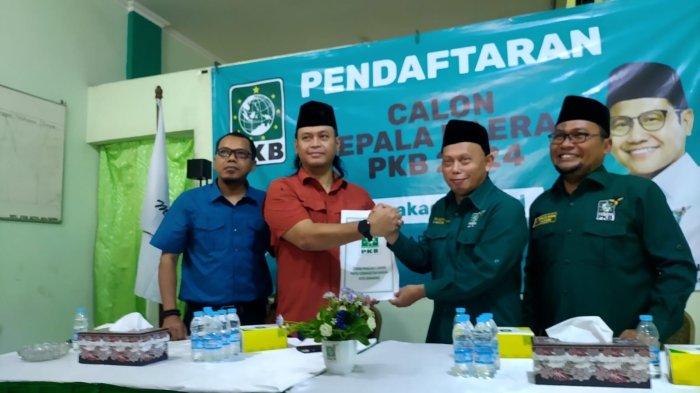 Anggota DPRD Provinsi Jateng yang juga kader Partai Demokrat, Bambang Eko Purnomo menyerahkan berkas pendaftaran untuk Pilkada Kota Semarang kepada Ketua DPC PKB Kota Semarang, Muhammad Mahsun.