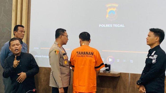 Kapolres Tegal, AKBP Mochammad Sajarod Zakun menanyai tersangka kasus tindak pidana korupsi program Pendaftaran Tanah Sistematis Lengkap (PTSL) saat konferensi pers di Mapolres Tegal, Kamis (23/11/2023). Kasus korupsi ini dilakukan Kepala Desa Kertayasa, Kecamatan Kramat, Kabupaten Tegal periode jabatan 2013-2019.