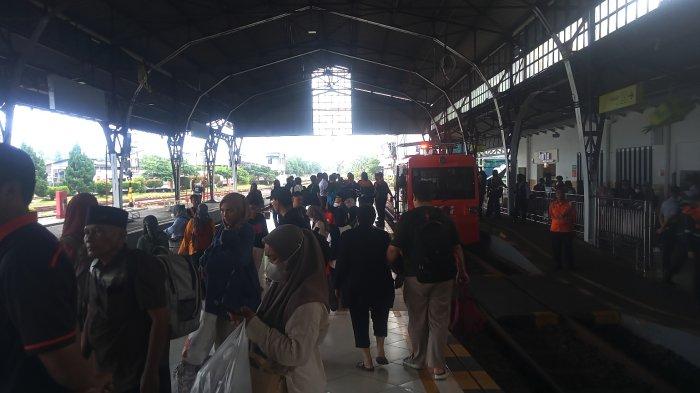 MUDIK KAI - Suasana arus mudik di Stasiun Daop 5 Purwokerto, Jumat (28/3/2025). Berdasarkan data Sabtu (29/3/2025), jumlah penumpang yang berangkat dari wilayah Daop 5 mencapai 12.258 orang.