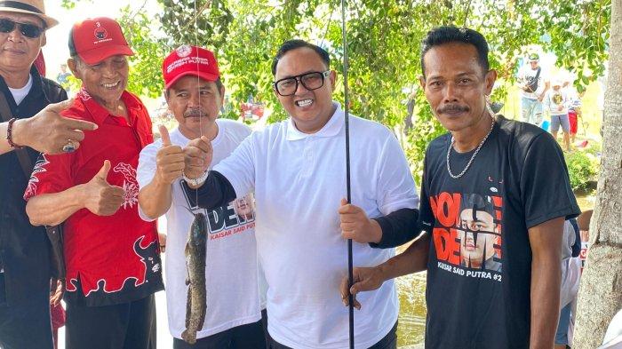 Kaisar Kiasa Kasih Said Putra saat menemui komunitas Mancing Mania di saluran irigasi Desa Sidaurip, Kecamatan Binangun, Cilacap. Minggu (24/12/2023).