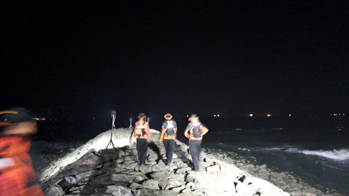 Tim SAR gabungan saat melakukan pencarian terhadap dua bocah kakak beradik yang terseret ombak di Pantai Kemiren, Cilacap, Jumat (20/9/2024) malam.