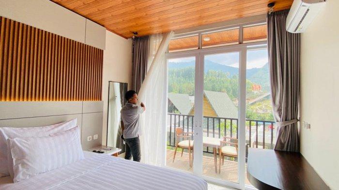 Bagian dalam kamar villa tipe one bedroom yang bisa melihat langsung pemandangan pegununngan. Kamar ini dibanderol dengan harga Rp3 juta permalam untuk momen Natal dan Tahun Baru (Nataru) di Gulala Azana Hotel and Resort Guci, Kabupaten Tegal, Jawa Tengah.
