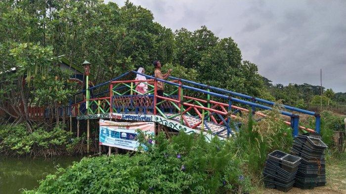 Jembatan bambu yang dicat warna - warni menjadi spot foto favorit wisatawan yang berkunjung ke Kampoeng Kepiting.