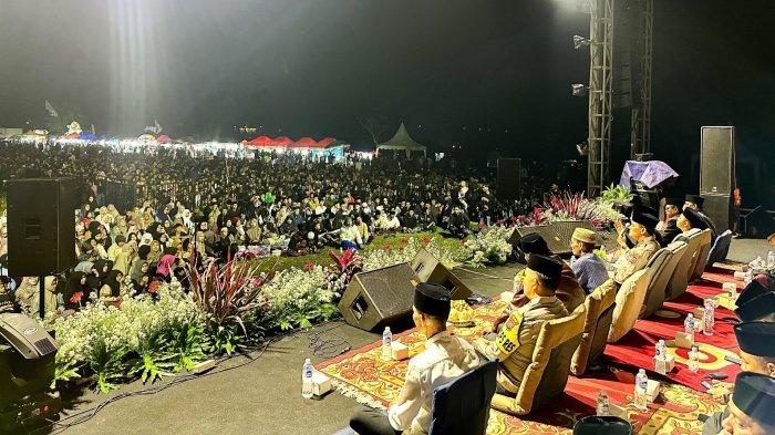 Kepala Kepolisian Daerah Jawa Tengah atau Kapolda Jateng, Irjen Pol Ahmad Luthfi hadir dalam kegiatan Jam’iyyah Rindu Ngaji Indonesia Bersholawat yang diselenggarakan di Lapangan Kecamatan Kalikajar, Kabupaten Wonosobo, Selasa (16/7/2024) malam.