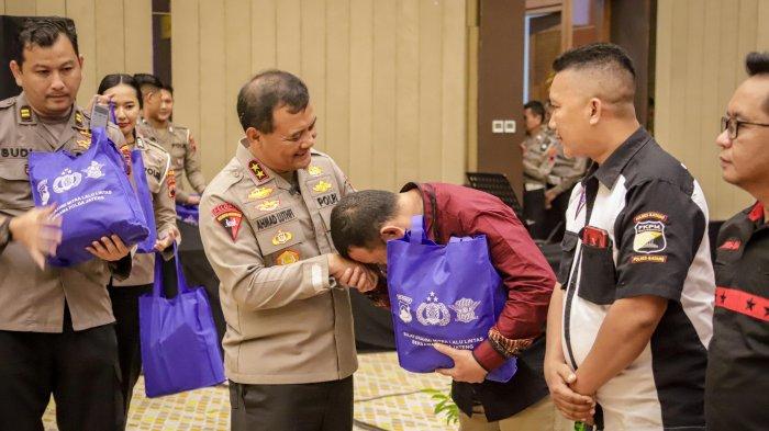 Kapolda Jateng, Irjen Pol Ahmad Luthfi bersama driver ojek online saat silaturahmi Kamtibmas Polda Jateng dengan Mitra Lalu Lintas di Hotel Harris Kota Semarang, Rabu (8/5/2024) siang.