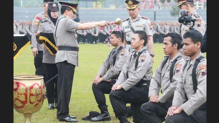 Kapolda Jateng Irjen Ahmad Lutfi saat melakukan prosesi menyiramkan kembang sebelum pelatihan awal bagi 726 Bintara Polri di Sekolah Polisi Negara (SPN) di Purwokerto, Jawa Tengah, Selasa (25/7/2023).