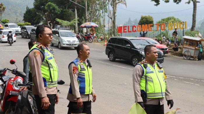 Kapolres Tegal, AKBP Mochammad Sajarod Zakun memimpin langsung jalannya penguraian kepadatan arus lalu lintas di jalur menuju Objek Wisata Guci Kabupaten Tegal, Minggu (24/12/2023).