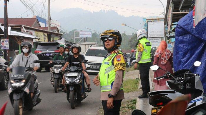 Kapolres Tegal, AKBP Mochammad Sajarod Zakun memimpin langsung jalannya penguraian kepadatan arus lalu lintas di jalur menuju Objek Wisata Guci Kabupaten Tegal, Minggu (24/12/2023).