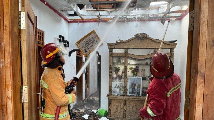 Petugas pemadam kebakaran atau damkar Kroya dibantu relawan damkar dan warga sekitar berjibaku memadamkan api dan sisa kebakaran yang menimpa dua rumah warga di Desa Jepara Kulon, Binangun, Cilacap, Minggu (26/5/2024) sore.