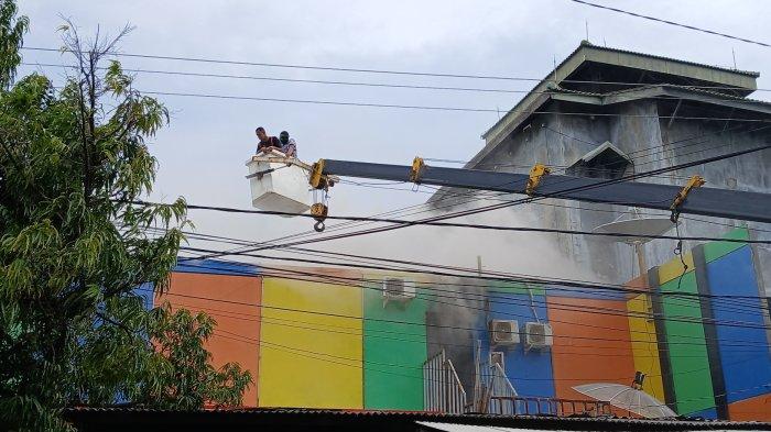 Petugas berjibaku memadamkan kebakaran di Karaoke Happy Tegal, Minggu (26/1/2025).