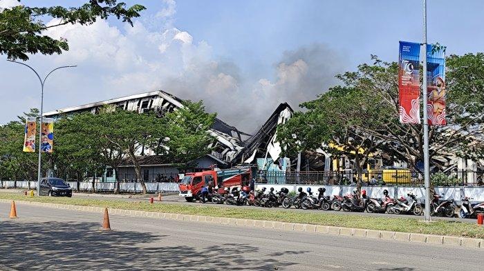 Kepulan asap hitam membumbung tinggi di sekitar pabrik mainan anak-anak PT Master Kidz Indonesia yang terbakar di Kawasan Industri Kendal (KIK), Sabtu (2/11/2024).