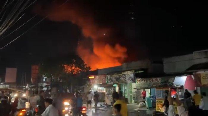 Warga berhamburan saat terjadi kebakaran Pasar Belik, Kabupaten Pemalang, Jumat (22/3/2024).
