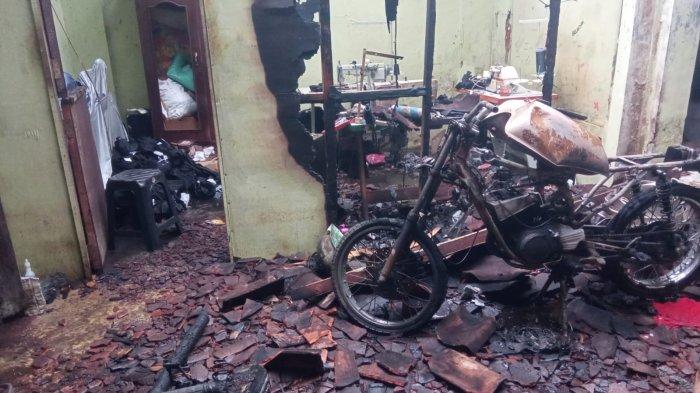 Rumah milik Munayiroh (49) warga Desa Menjangan RT 3 RW 1, Kecamatan Bojong, Kabupaten Pekalongan yang terbakar. Kebakaran terjadi akibat pemilik rumah mengisi bensin di saat memasak untuk sahur.