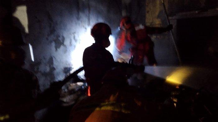 Petugas Damkar memadamkan api dalam insiden kebakaran yang melahap rumah mewah milik Deni Herlina (40) pada Jumat (23/2/2024) petang. Kebakaran diduga terjadi karena adanya korsleting listrik.