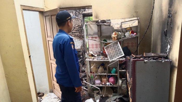 Kondisi rumah milik Hiryanto (63) di Desa Bener, Majenang, Cilacap usai insiden kebakaran yang melahap rumahnya, Senin (1/4/2024) pagi. Kebakaran itu diduga terjadi karena adanya korsleting listrik.