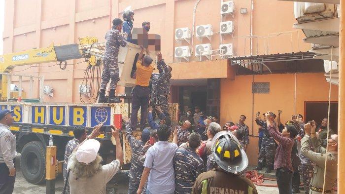 Proses evakuasi korban kebakaran Orange Karaoke Kota Tegal, Jawa Tengah, yang dilakukan tim gabungan, Senin (15/1/2024). Sebanyak 6 orang yang merupakan pemandu lagu tewas dalam kejadian tersebut.