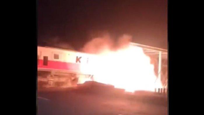KA Brantas relasi Jakarta - Blitar mengalami kecelakaan di jembatan rel kereta Madukoro, turut Kelurahan Krobokan, Kota Semarang, Selasa (18/7/2023) malam. Pascatabrakan, terdengar suara ledakan keras hingga terjadi kebakaran.