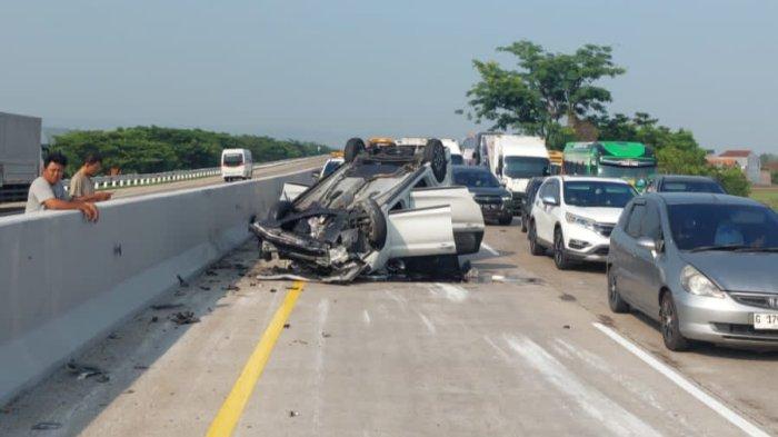 Kecelakaan maut menyebabkan satu orang meninggal dunia di Jalan Tol KM 400+500 A masuk wilayah Kertomulyo, Brangsong, Kabupaten Kendal,Sabtu (9/11/2024).