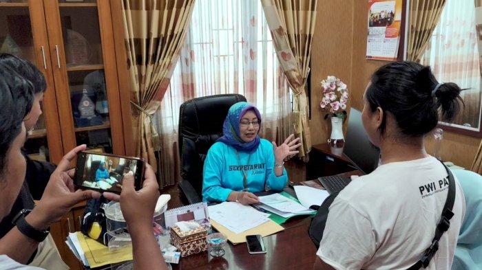 Kepala Dinas Kesehatan Kabupaten (DKK) Pati, Aviani Tritanti Venusia memberikan keterangan kepada awak media terkait kasus Demam Berdarah Dengue atau DBD di kabupaten ini, Jumat (15/11/2024).