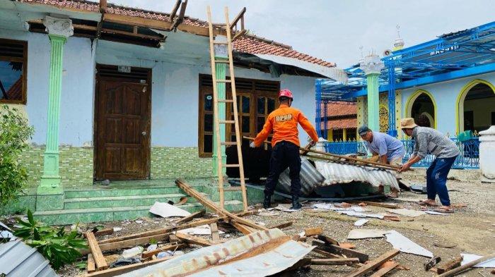 Relawan BPBD Kabupaten Tegal bersama warga sedang gotong royong membersihkan material bangunan yang berserakan akibat bencana angin puting beliung di Desa Kertasari, Kecamatan Suradadi, Kabupaten Tegal, Jawa Tengah, Rabu (7/2/2024).