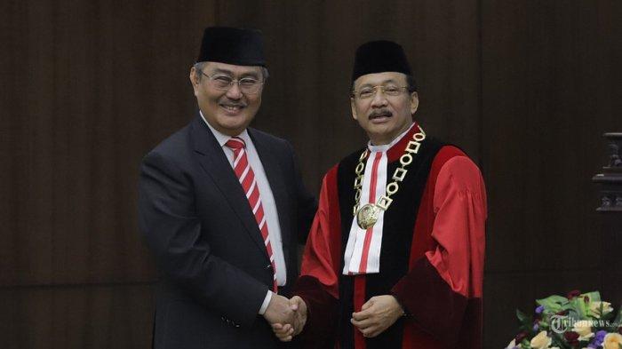 Ketua Mahkamah Konstitusi (MK) Suhartoyo menerima ucapan selamat dari Ketua Majelis Kehormatan Mahkamah Konstitusi (MKMK) Jimly Asshiddiqie usai membacakan sumpah jabatan di Gedung MK, Jakarta, Senin (13/11/2023). Hakim Konstitusi Suhartoyo menjadi ketua MK menggantikan Anwar Usman yang diberhentikan dari jabatan ketua oleh Majelis Kehormatan MK (MKMK) karena terbukti melanggar etik berat.