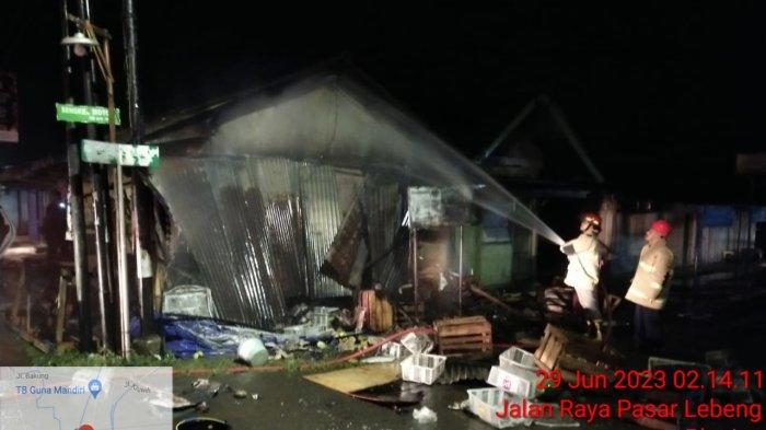 kios pasar lemahabang cirebon yang terbakar
