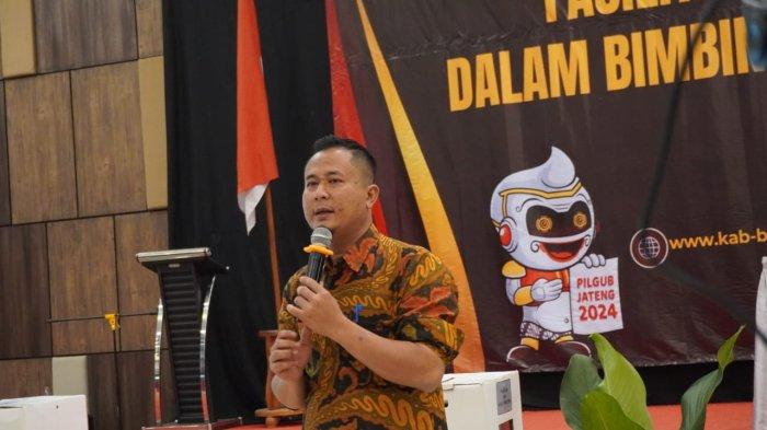 Kadiv Teknis Penyelenggaraan KPU Banyumas, Sidiq Fathoni saat menyampaikan peta kerawanan bencana, Senin (18/11/2024).