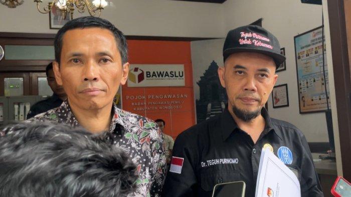 Komisioner KPU Wonosobo, Riswahyu Raharjo atau RR (kiri) yang dilaporkan atas dugaan pelanggaran pemilu mendatangi kantor Bawaslu Wonosobo bersama pengacara, Kamis (15/2/2024).