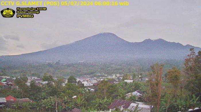 Kondisi Gunung Slamet berdasarkan pantauan layar cctv PVMBG Kementrian ESDM Badan Geologi, Sabtu (6/7/2024).