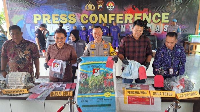 Lima tersangka kasus pupuk palsu di Banyumas dihadirkan saat konferensi pers yang digelar di Pendopo Mapolresta Banyumas, Jumat (8/12/2023).