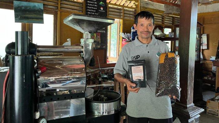 Sutikno warga Wadaslintang, Kabupaten Wonosobo produsen kopi Gunung Windu yang menjadi satu kopi unggulan di Wonosobo.